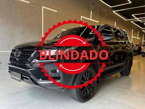 TOYOTA HILUX SW4 2.8 D-4D TURBO DIESEL SRX 7L 4X4 AUTOMÁTICO TOYOTA HILUX SW4 2.8 D-4D TURBO DIESEL SRX 7L 4X4 AUTOMÁTICO